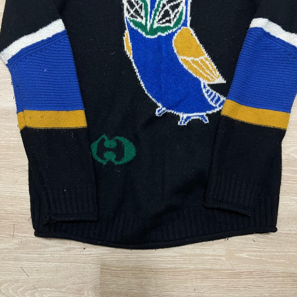 럭키슈에뜨 여성 슈에뜨 빅로고 라운드넥 니트 [블랙] FREE 상품이미지3