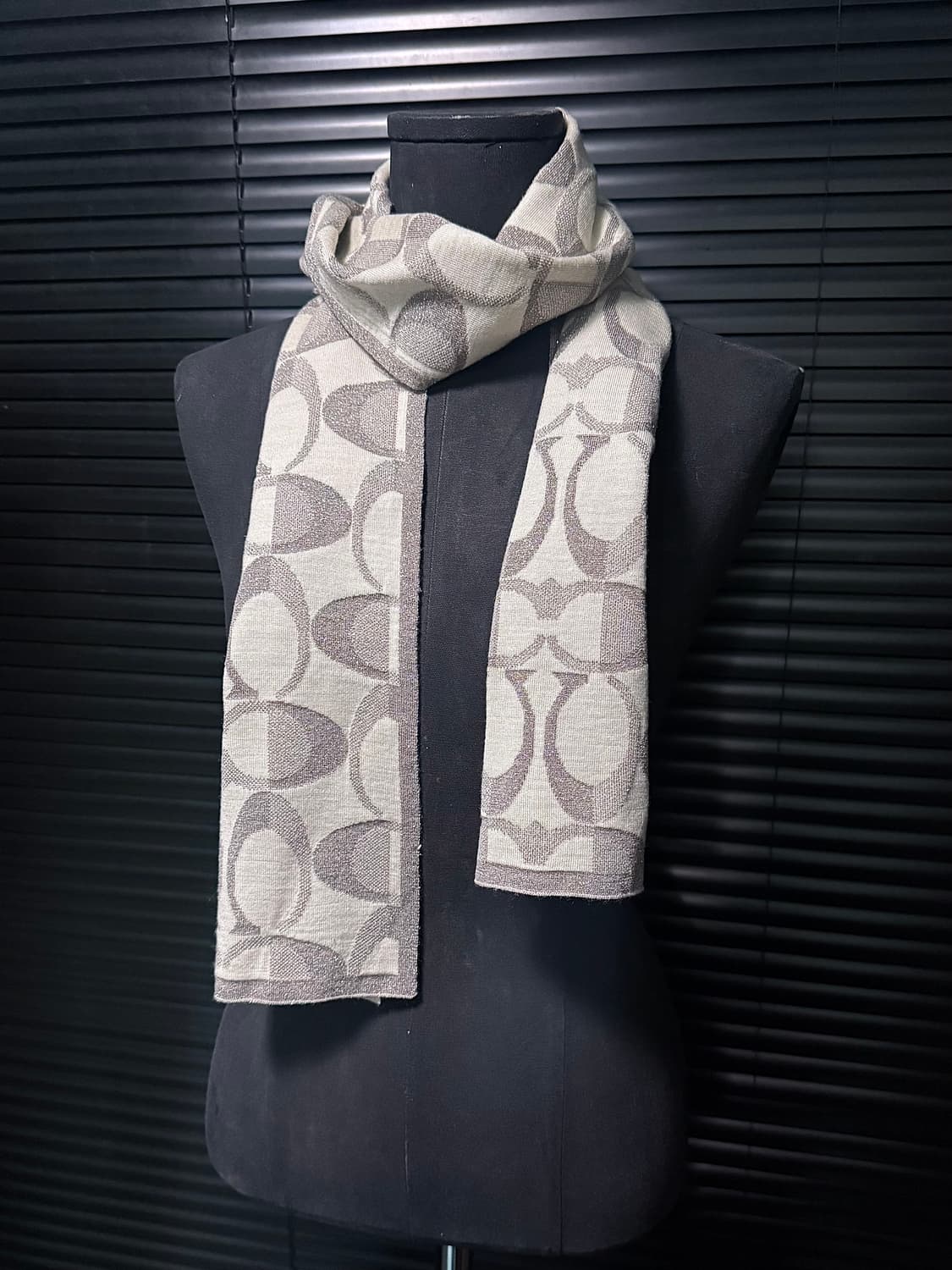 코치 실버&아이보리 양면 머플러 상품이미지2