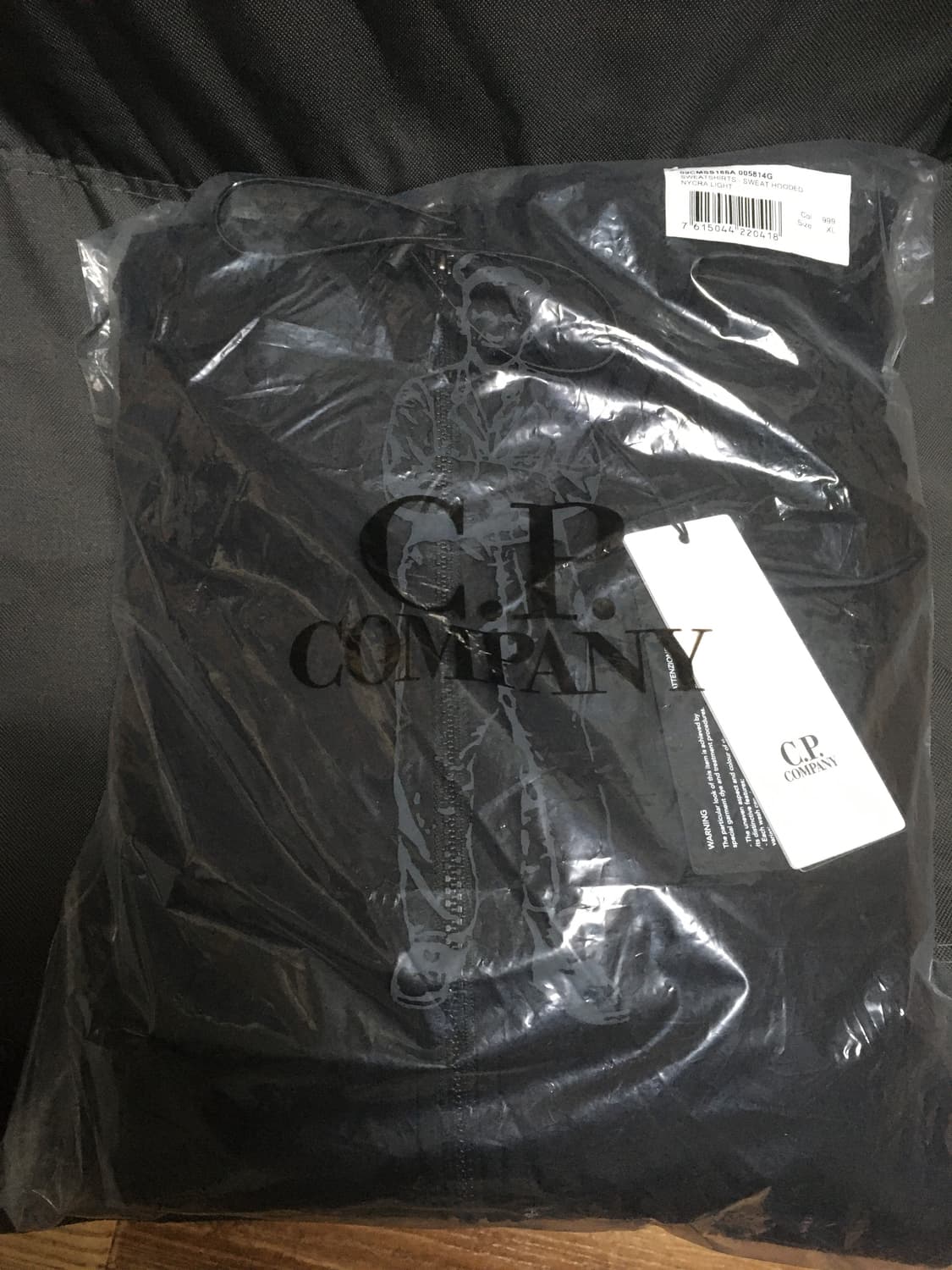 CP컴퍼니 나일론 후드 자켓 블랙 판매합니다  상품이미지1