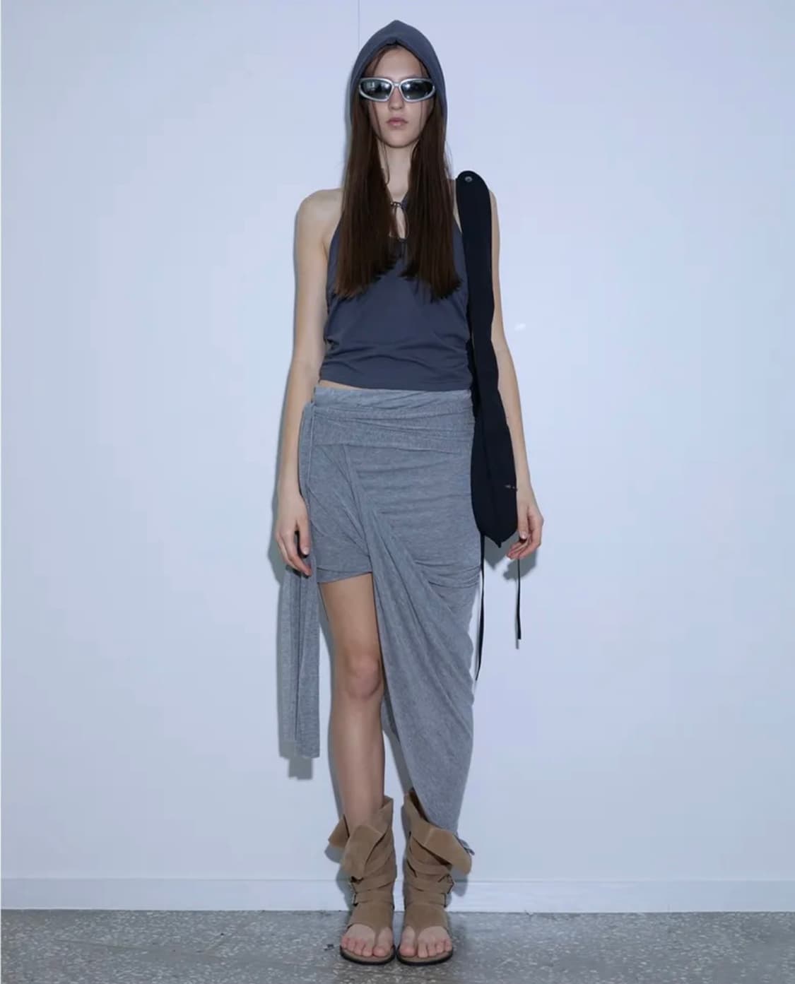 더포르타 애시메트리컬 드레이프 스커트 그레이 언발란스트임미디치마롱스트랩회 상품이미지3