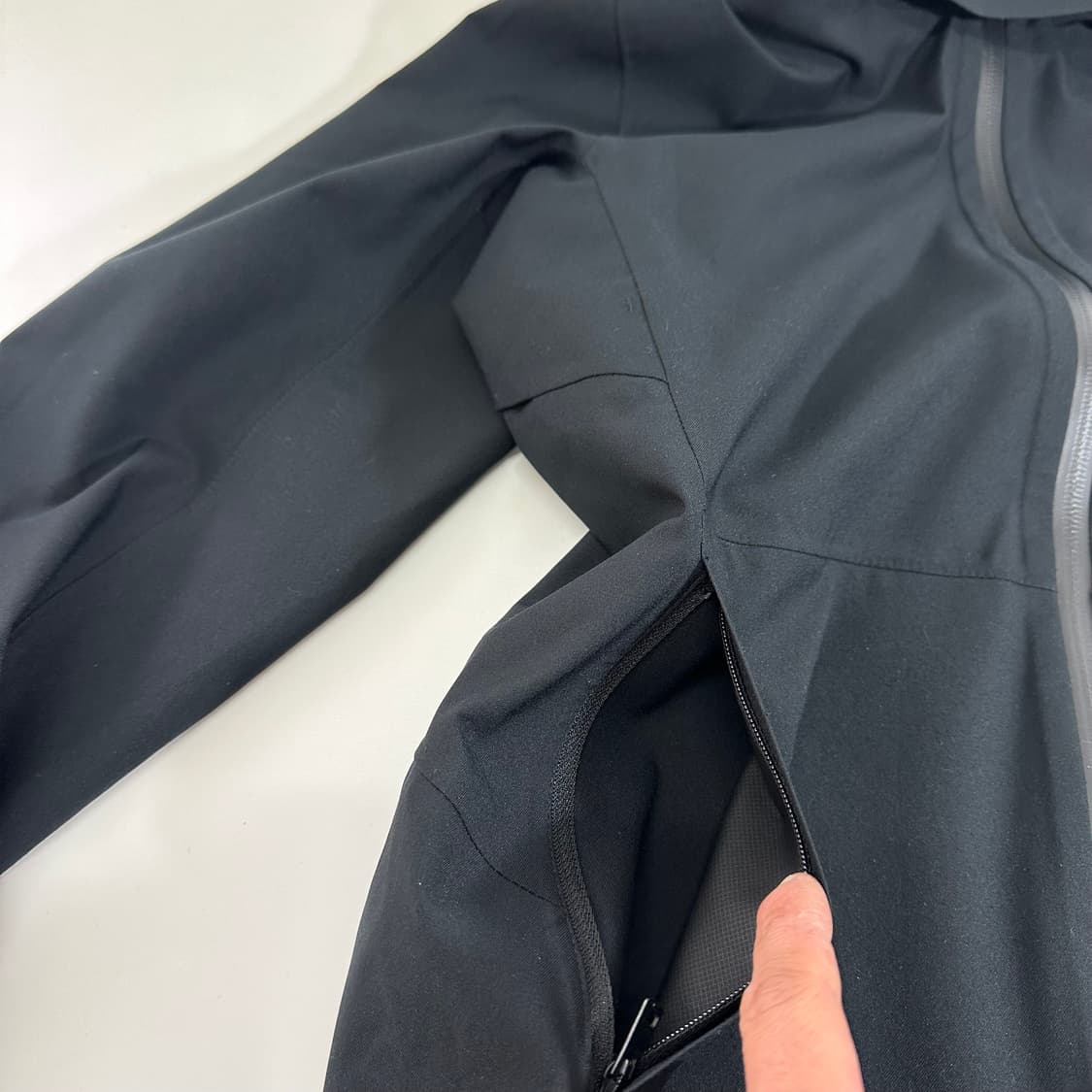 L 유니클로 블랙 후드 바람막이자켓 상품이미지4