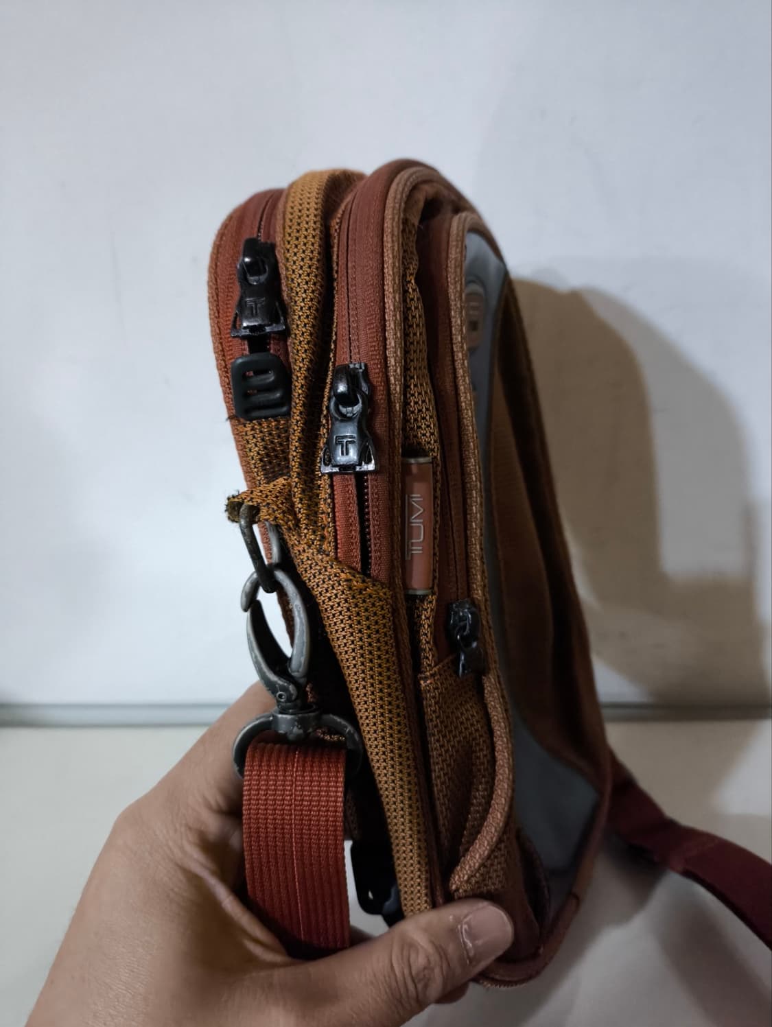 투미 티테크 미니크로스백 상품이미지2