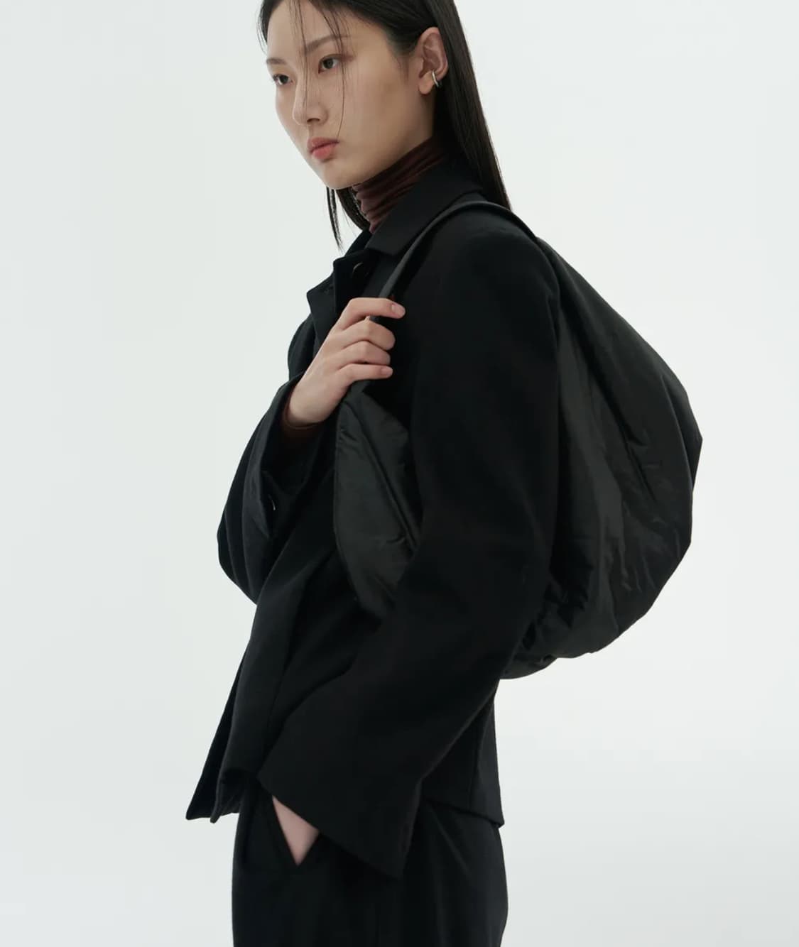 아모멘토 패디드 숄더 백 상품이미지1