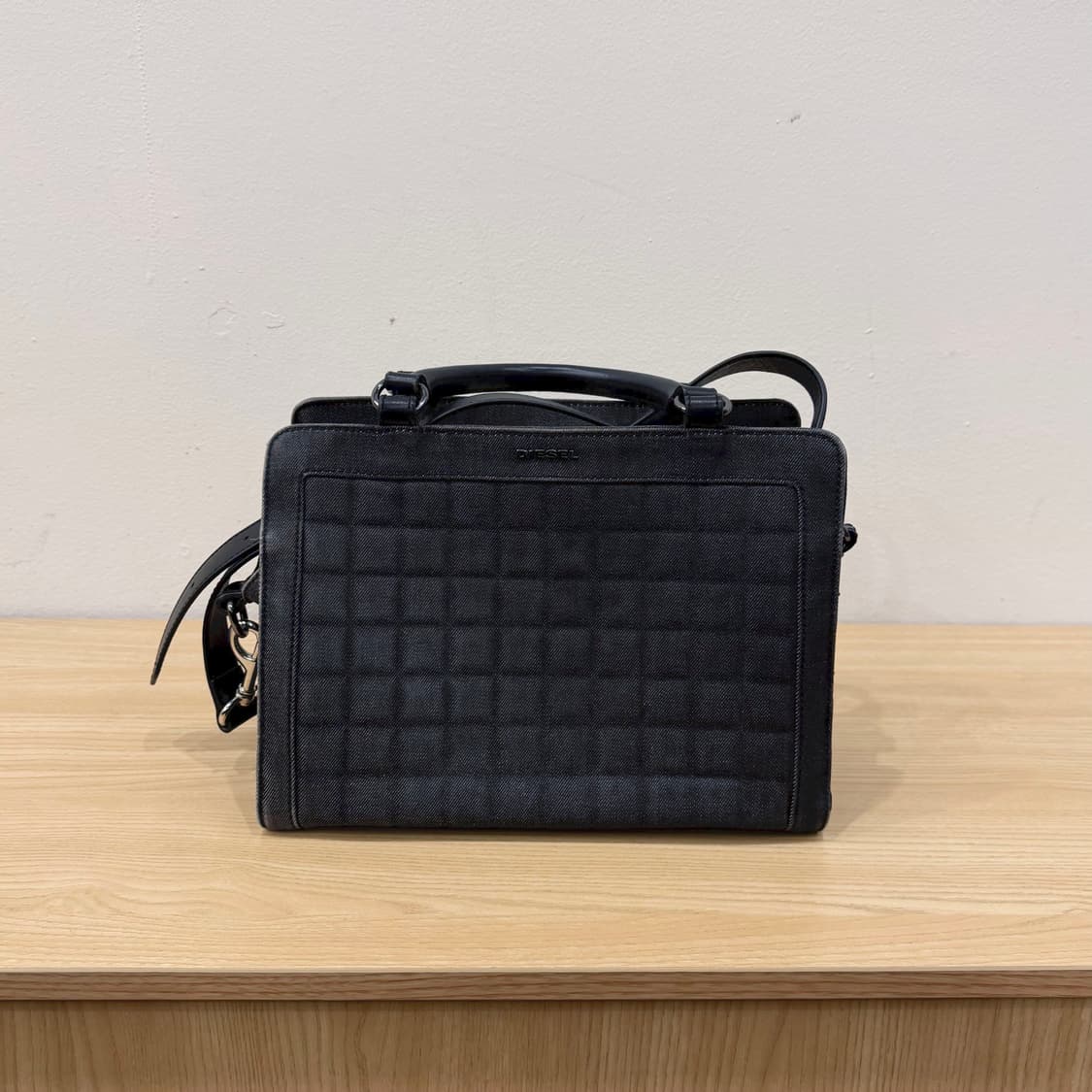 디젤 토트 숄더백 퀼팅 패턴 투웨이 스트랩 지퍼 수납 디테일 블랙 상품이미지1