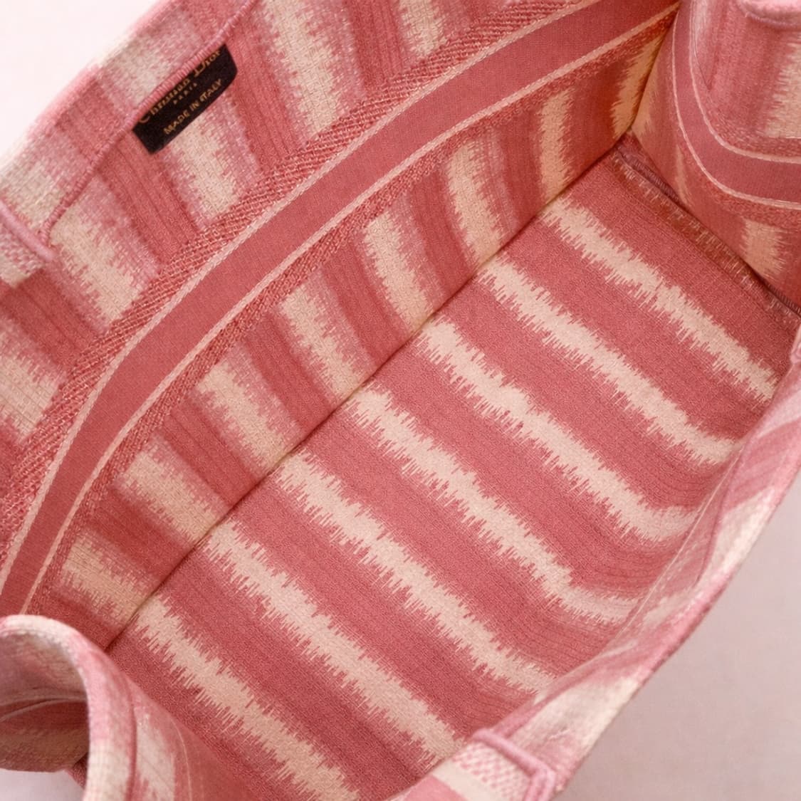 [S급] 디올 핑크 스트라이프 레터링 로고 북토트 판매합니다!!! 상품이미지3