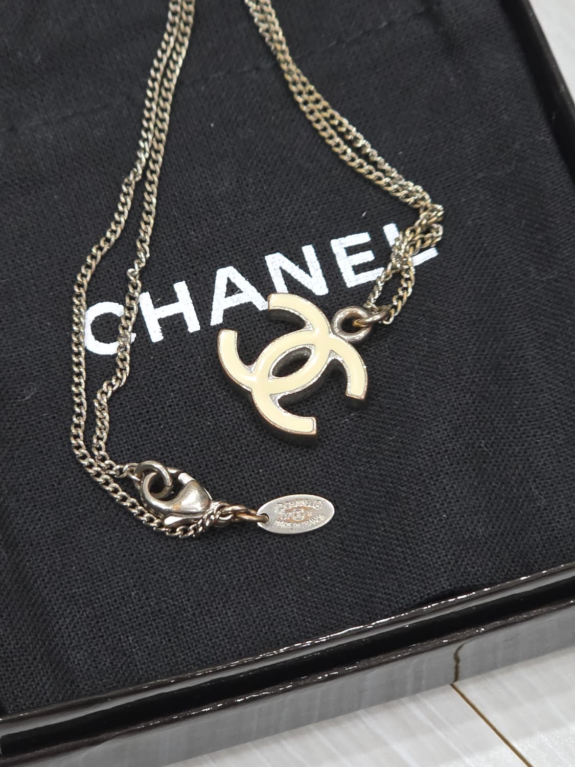 샤넬 제니목걸이 에폭시 cc로고 양면 펜던트 넥크리스 아이보리x실버 상품이미지4