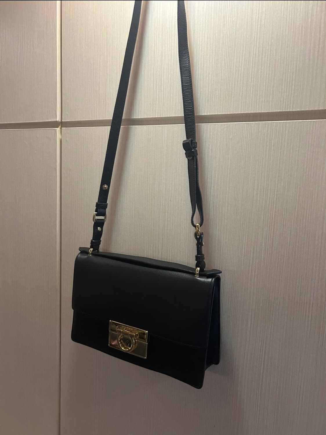 페레가모 간치니 블랙 숄더백 상품이미지4