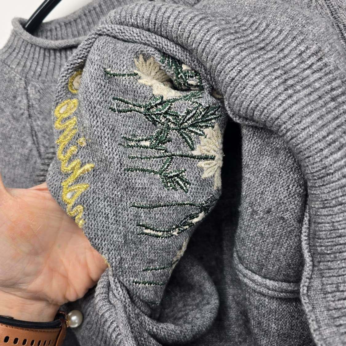 선플라워 자수 회색 스웨터 FREE 상품이미지7
