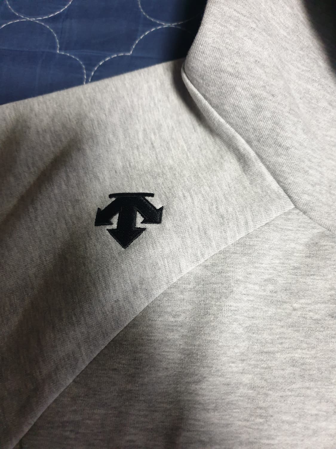 (단종매물) 데상트 언발란스 절개 포켓 자수로고 후드티 그레이 (L) 상품이미지2