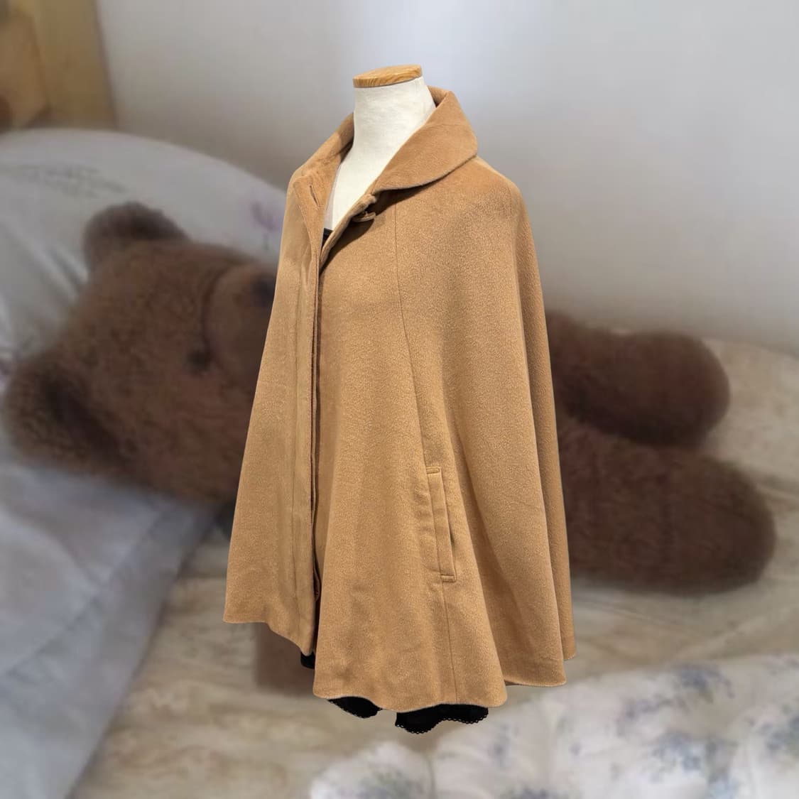 CHU XXX 카라멜 라운드 카라 케이프 자켓 라떼 모리 상품이미지4