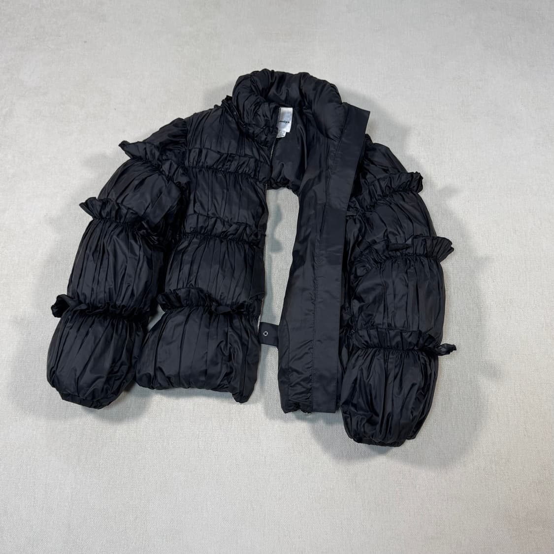 Ruffle Black Down Open Back Padding Jack 상품이미지3