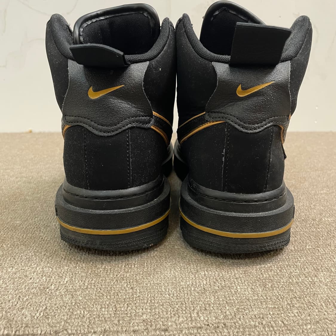 나이키 에어포스 1 부츠 코듀라 블랙 골드 DO6702-001 245 상품이미지5