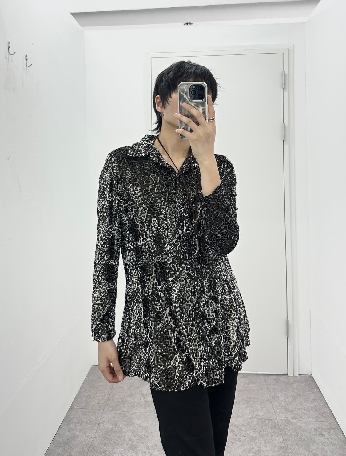 Vintage leopard glossy shirts 상품이미지1