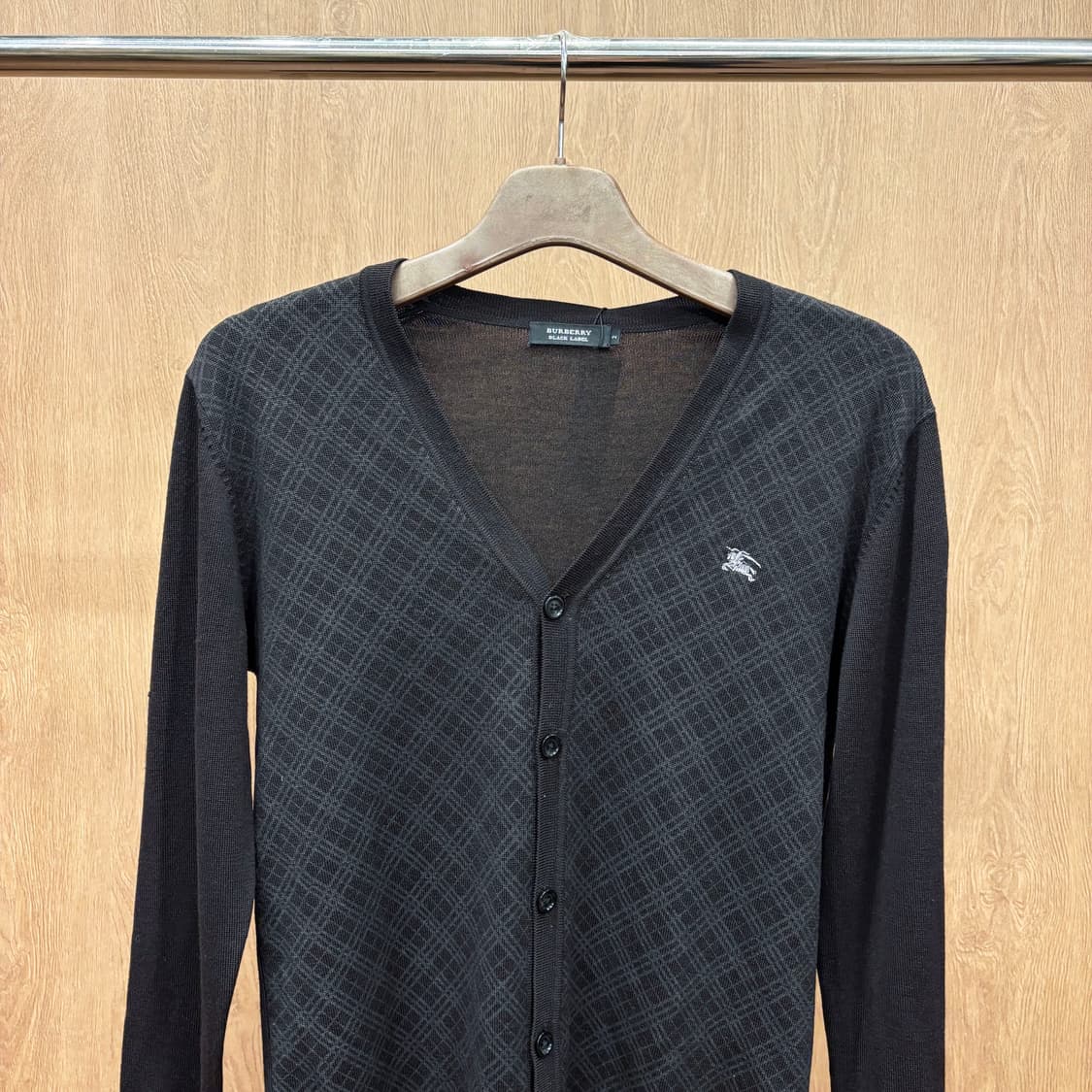 버버리 블랙라벨 브이넥 가디건 타탄 체크 로고 자수 디테일 블랙 상품이미지4