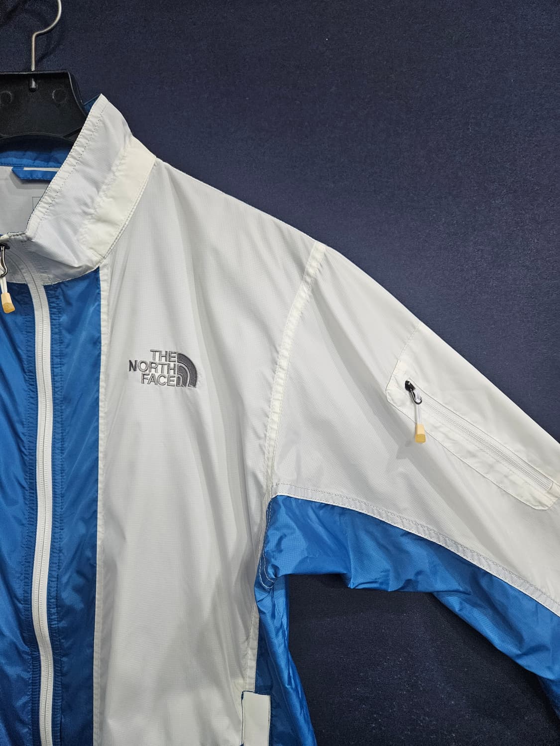 노스페이스 자수로고 화이트 투톤 남성 105 바람막이 자켓  상품이미지4
