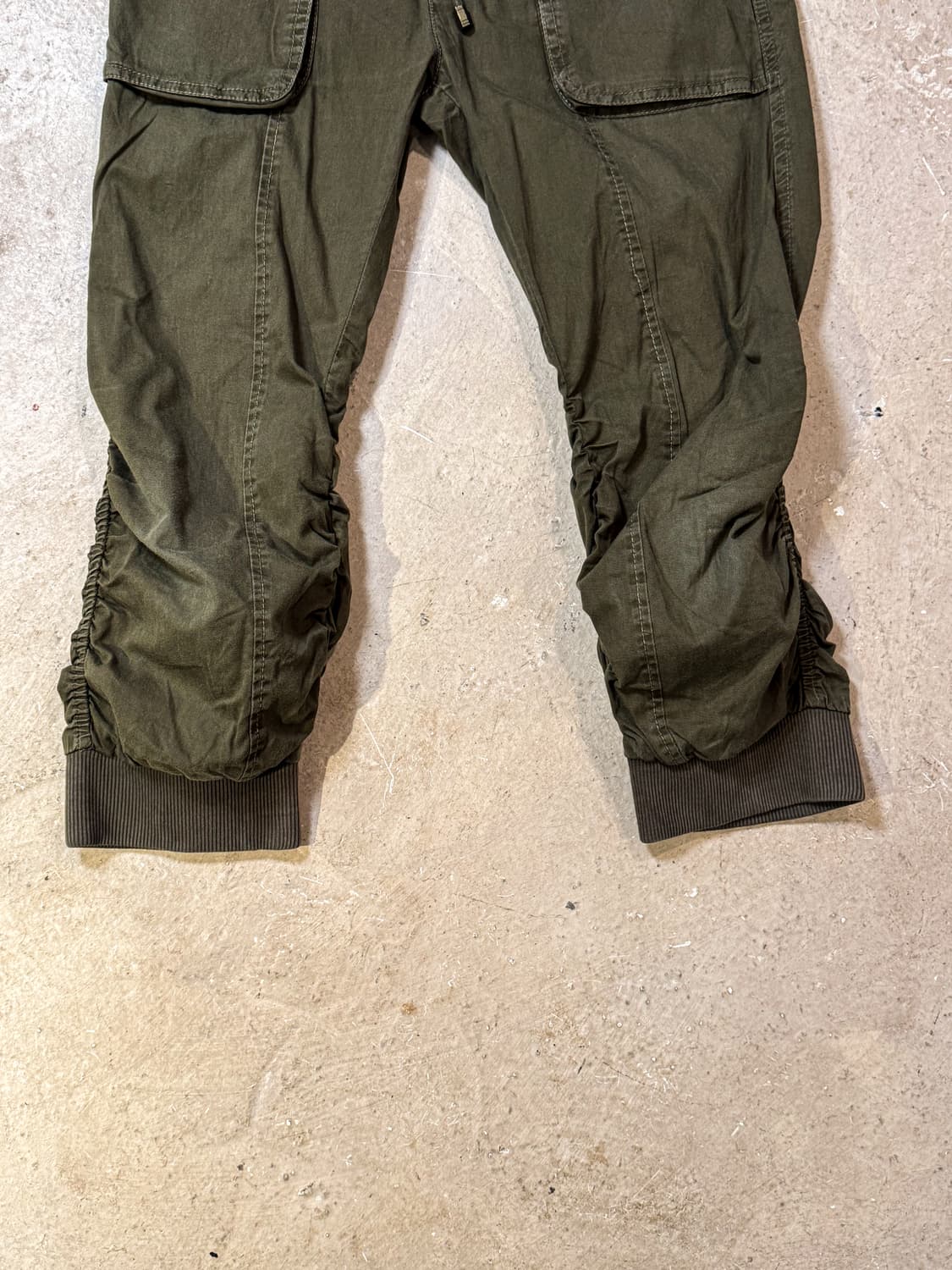 Khaki shirring capri pants  카키 셔링 카프리 팬츠 상품이미지5