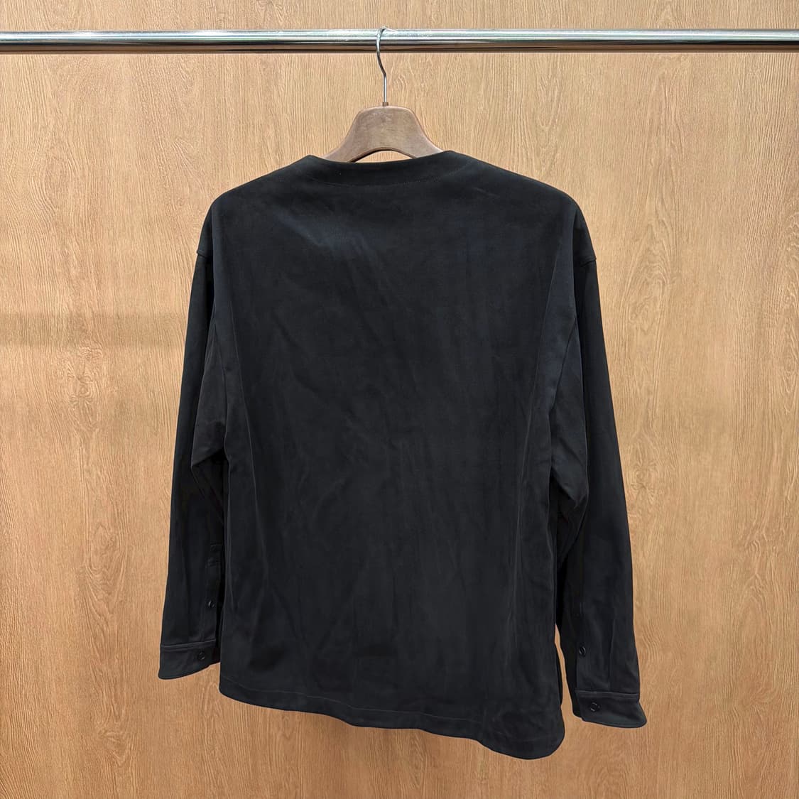 질스튜어트 스웨이드 롱슬리브 티셔츠 버튼 커프스 숄더 지퍼 디테일 블랙 상품이미지3