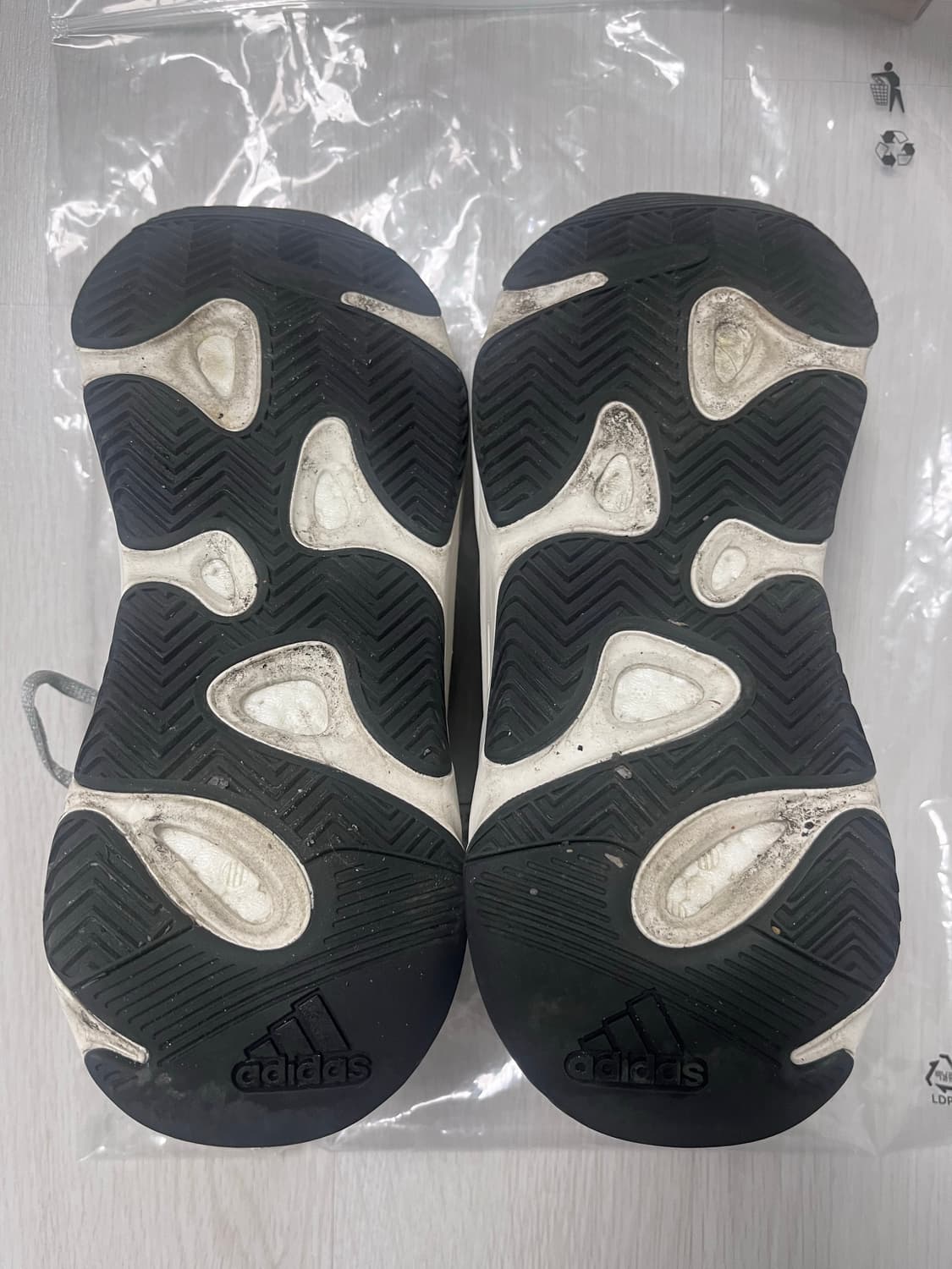 255 아디다스 이지부스트 700 V2 스태틱 상품이미지8