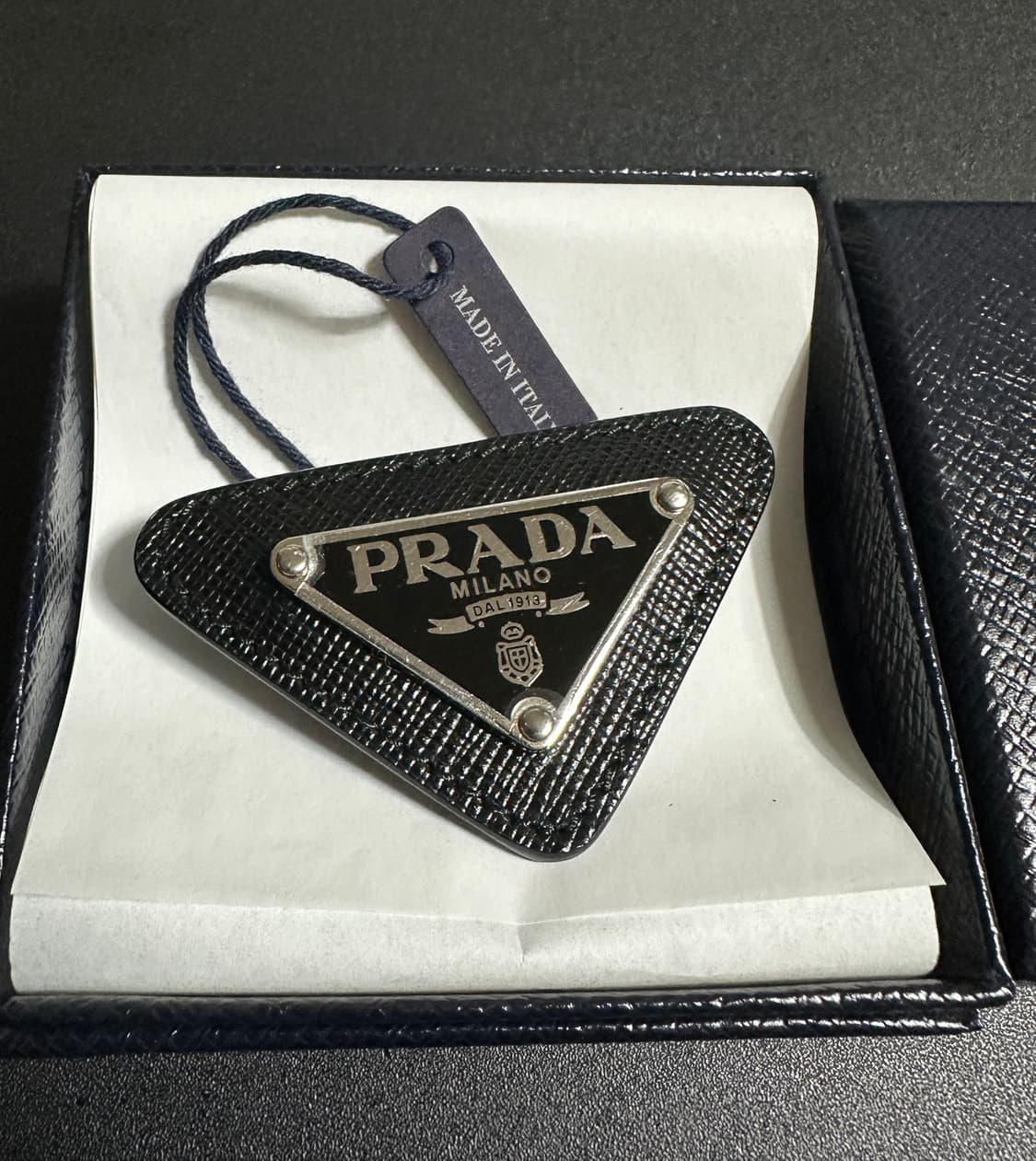 프라다 트라이앵글 사피아노 브로치 블랙 OS 상품이미지3