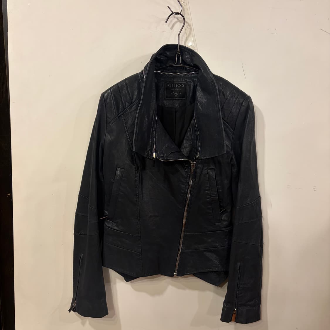 게스 램스킨 하이넥 사선레더자켓 상품이미지3