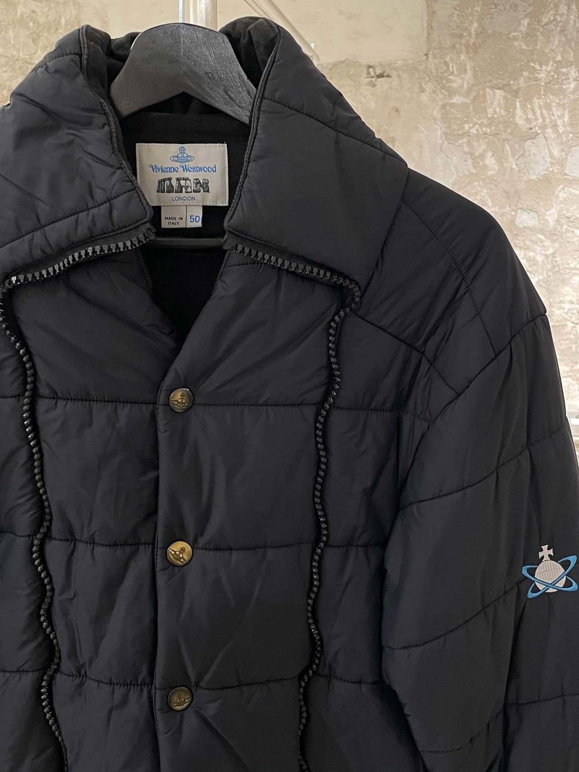 비비안 웨스트우드 맨 블랙 암 로고 패디드 점퍼 상품이미지3