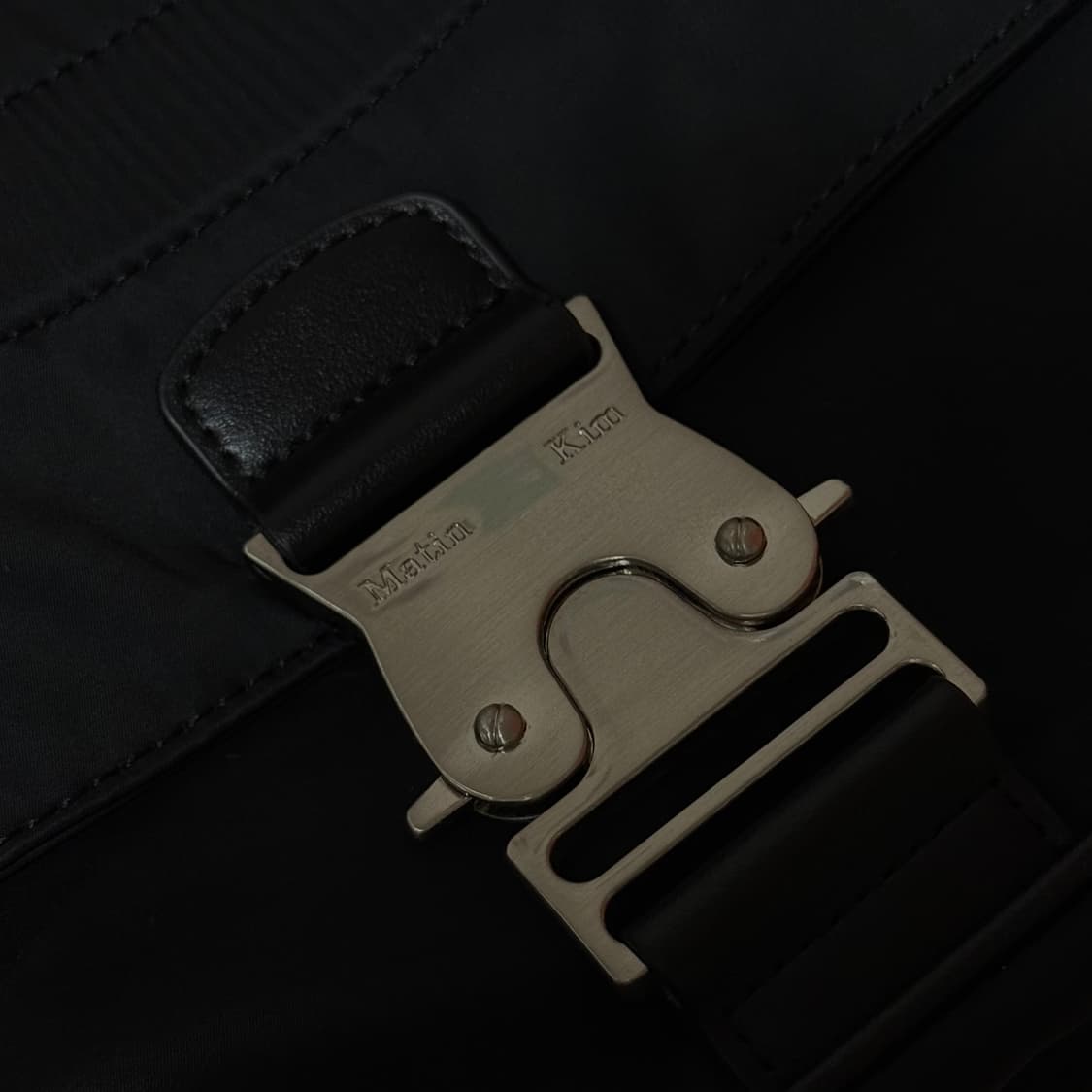 마뗑킴 빅 버클 크로스백 블랙 상품이미지3