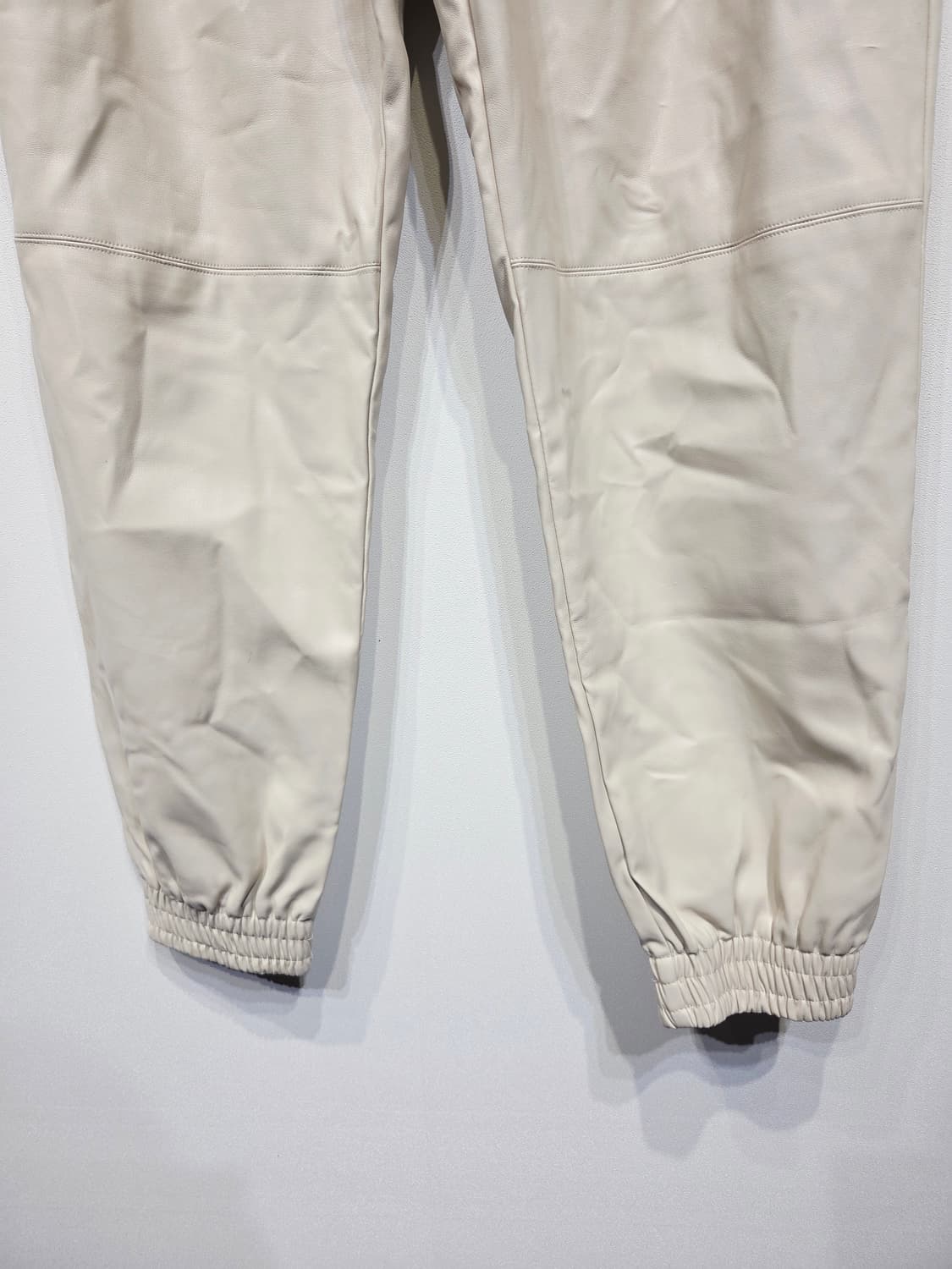 자라 가죽코팅 아이보리 조거 팬츠_28 상품이미지4