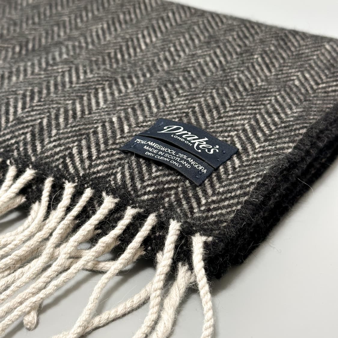 [Drakes] 드레익스 헤링본 머플러(차콜) 상품이미지4