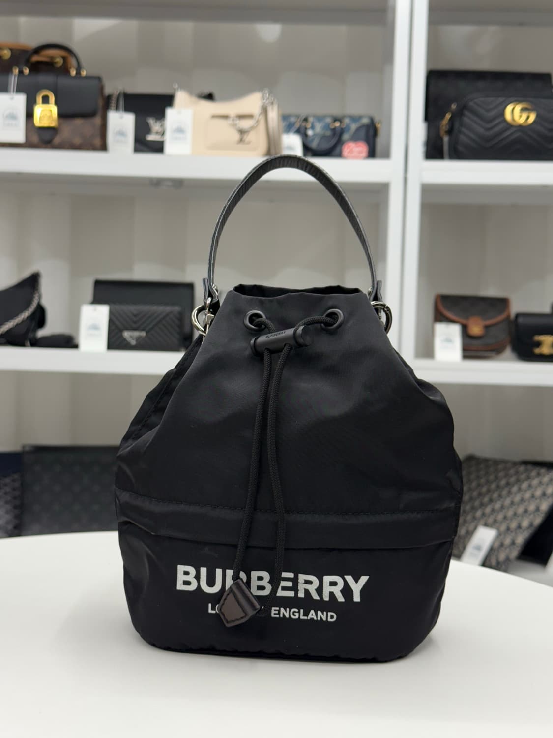 [OS] 버버리 포이베 나일론 버킷백 상품이미지1