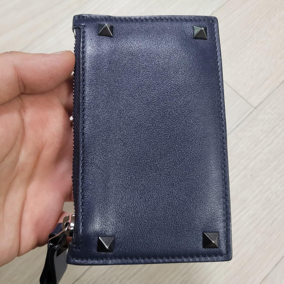 네이비 색상의 발렌티노 락스터드 카드지갑 상품이미지2