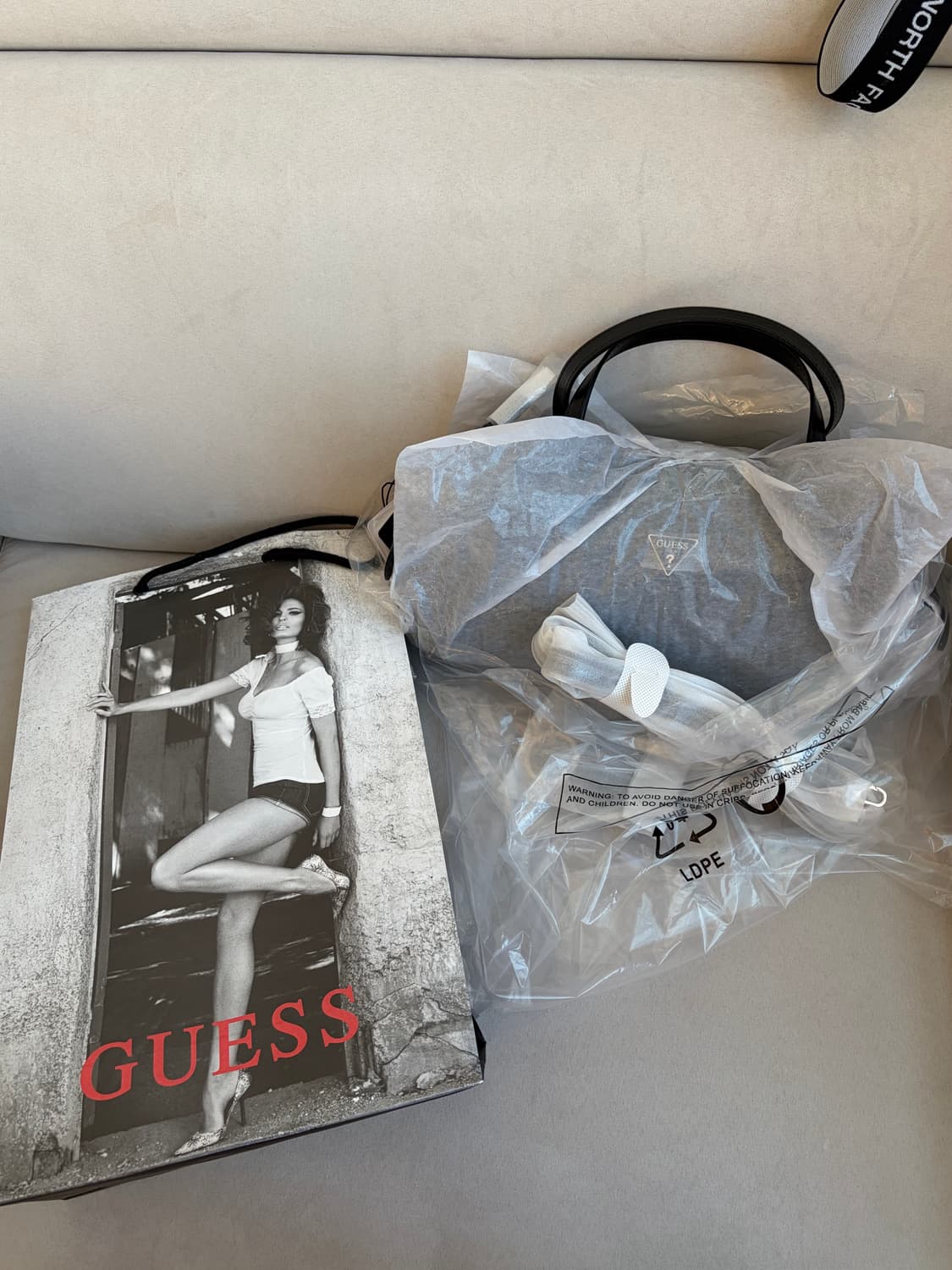 게스 토트백 , 스몰 라운드형 사첼 백 (새상품) 상품이미지2