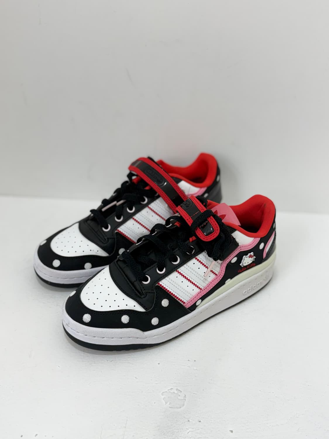 Adidas × Hello Kitty 스니커즈 상품이미지1