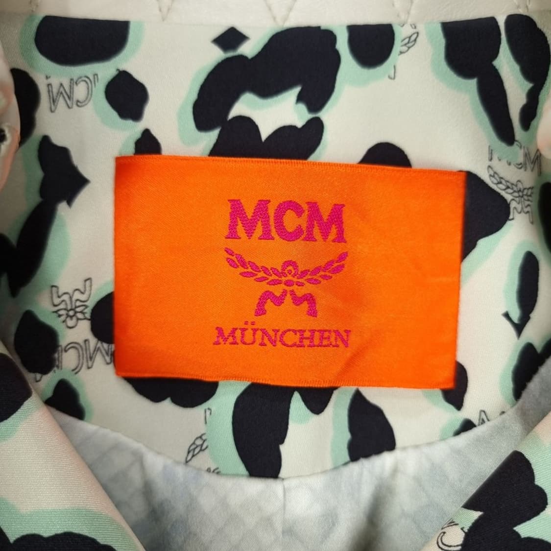 [MCM 엠씨엠] 멀티 패턴 벨티드 실크 더블 트렌치 코트 M19729 상품이미지7