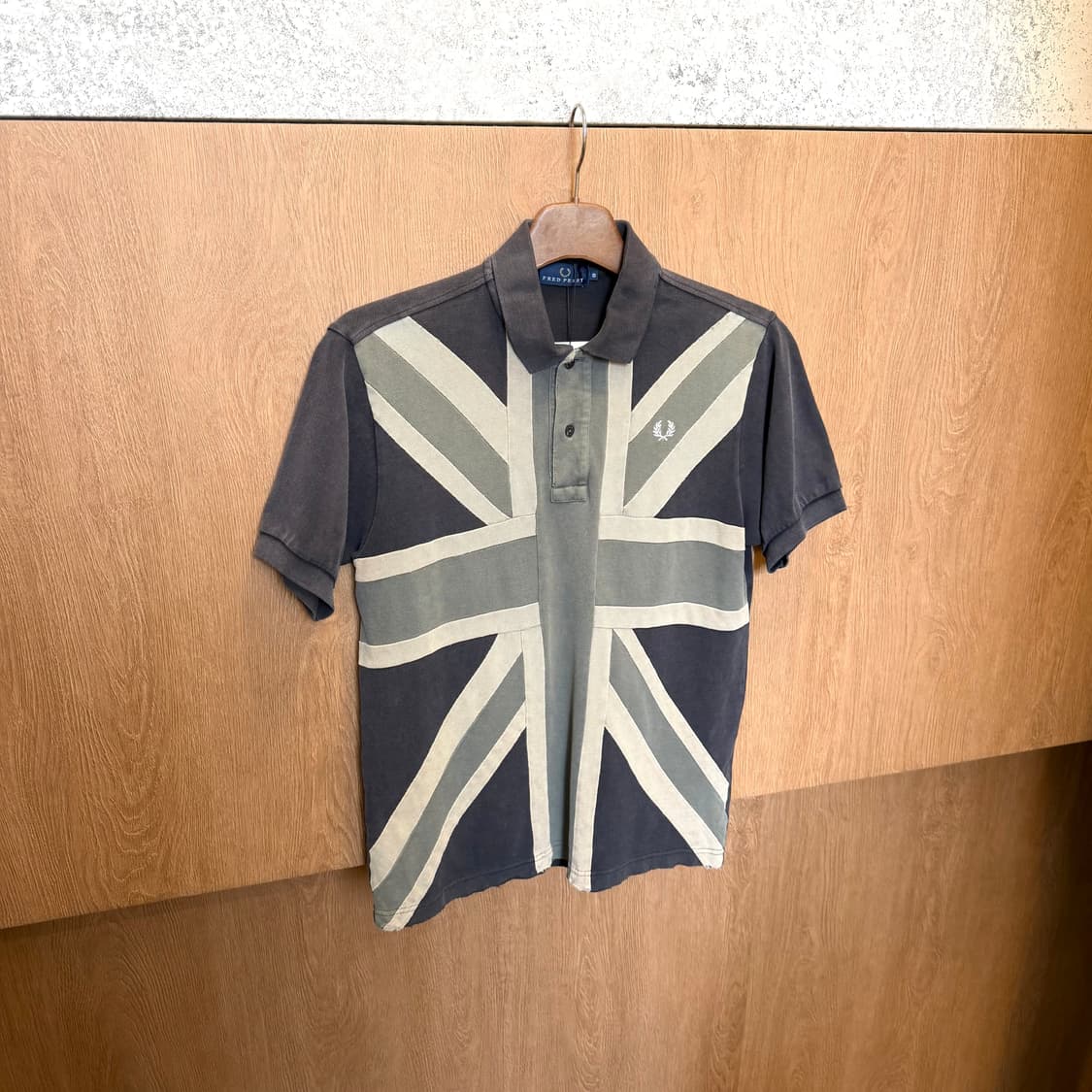 프레드 페리 카라 반팔 티셔츠 유니언잭 패턴 자수 로고 디테일 차콜 상품이미지1