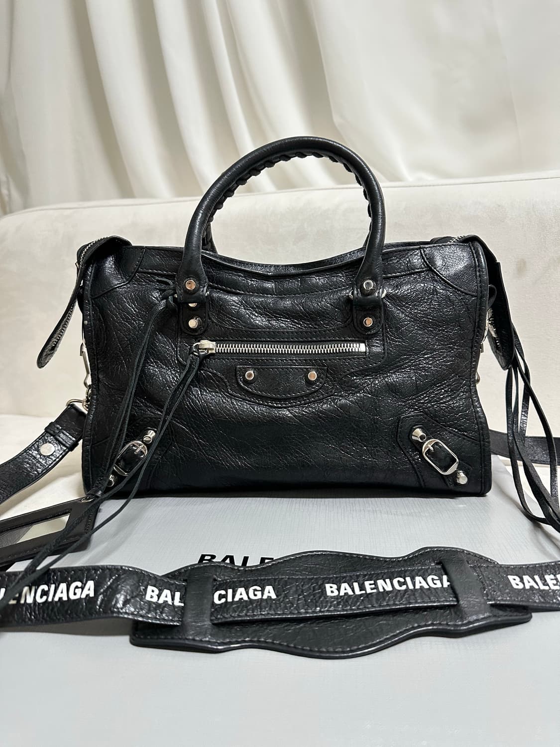 [A+ 정품] 발렌시아가 로고스트랩 시티 모터백 스몰 블랙 상품이미지8