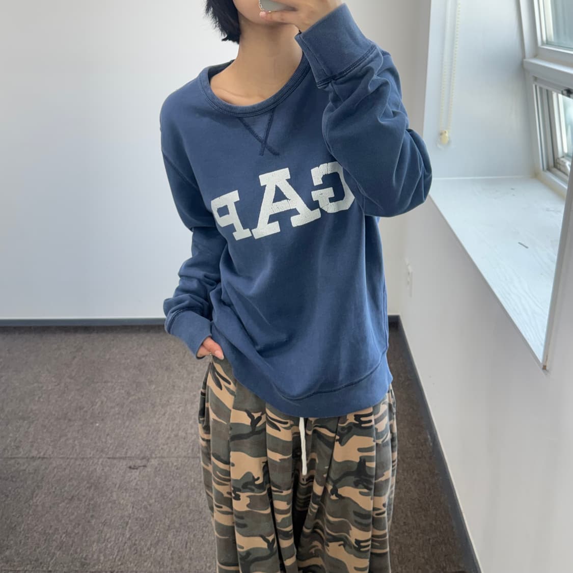 Gap 갭 화이트 그런지 로고 네이비 맨투맨 상품이미지2