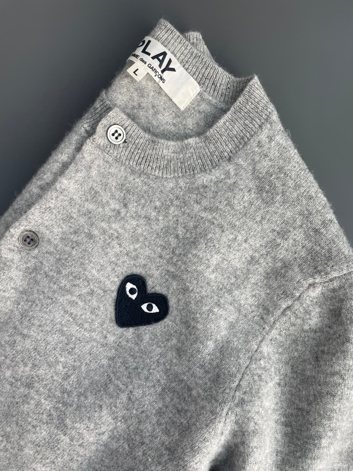 [L] 꼼데가르송 여성 블랙 와펜 자수 울 가디건 상품이미지3