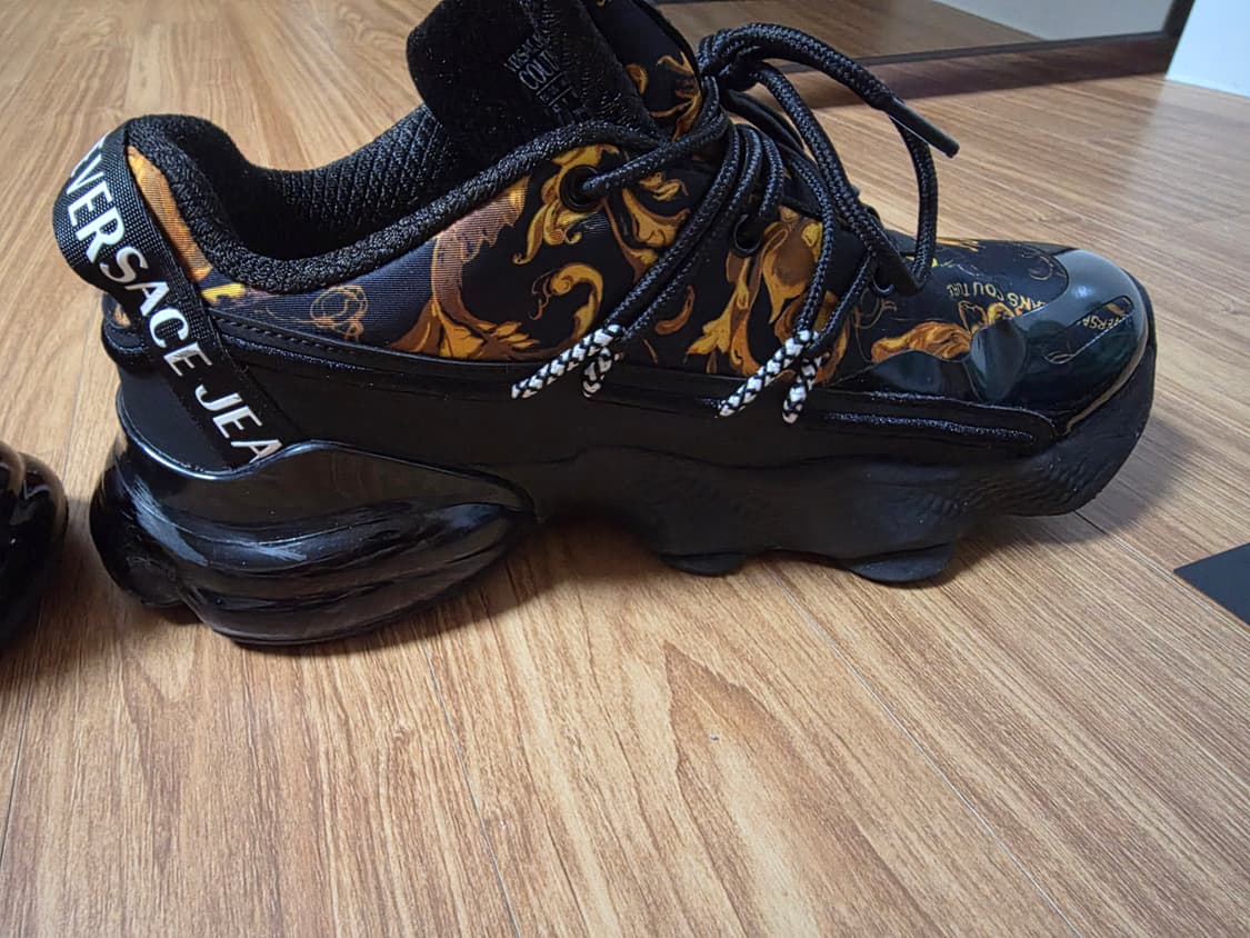 블랙/골드 색상의 베르사체 25FW 스니커즈 상품이미지4