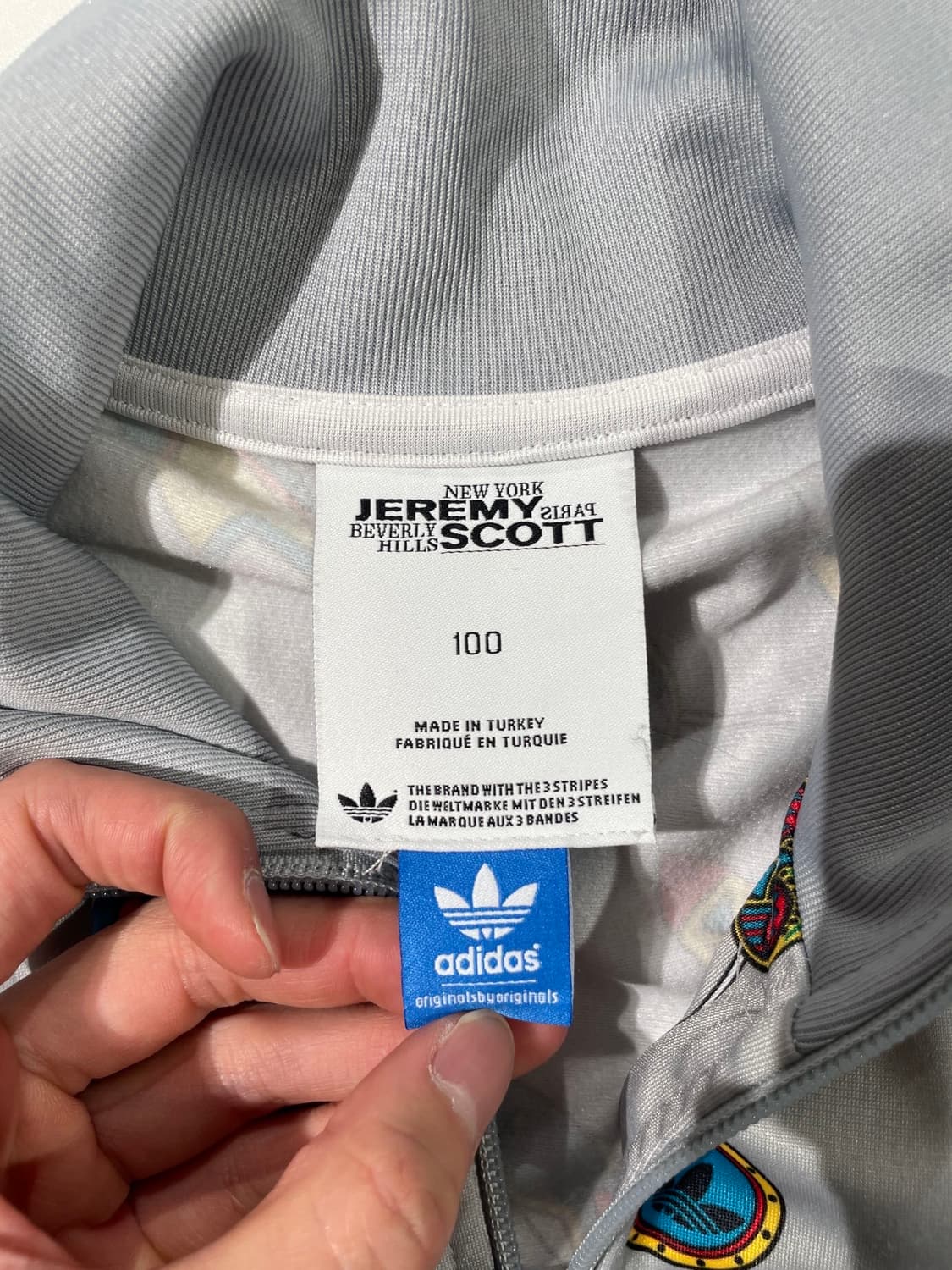 아디다스 x 제러미 스콧 그레이 아프리칸 서핑보드 크롭 져지 상품이미지7