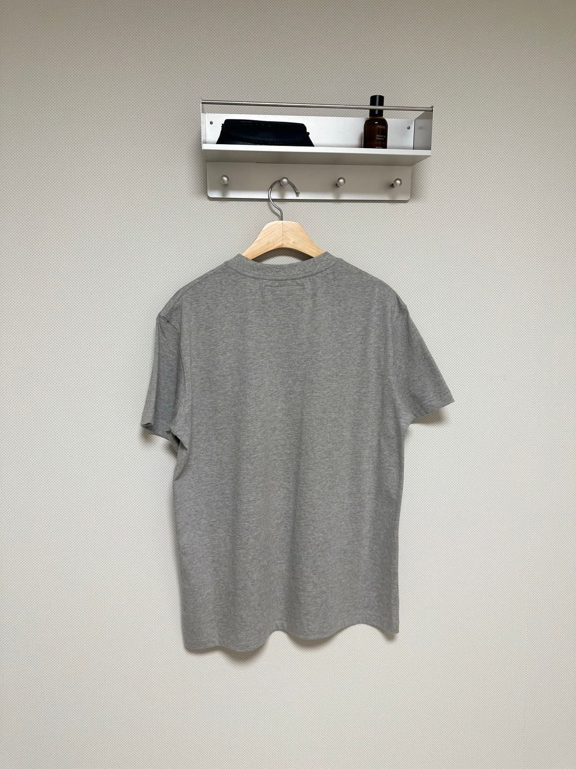 더뮤지엄비지터 실버 큐빅 스터드 로고 티셔츠 상품이미지3