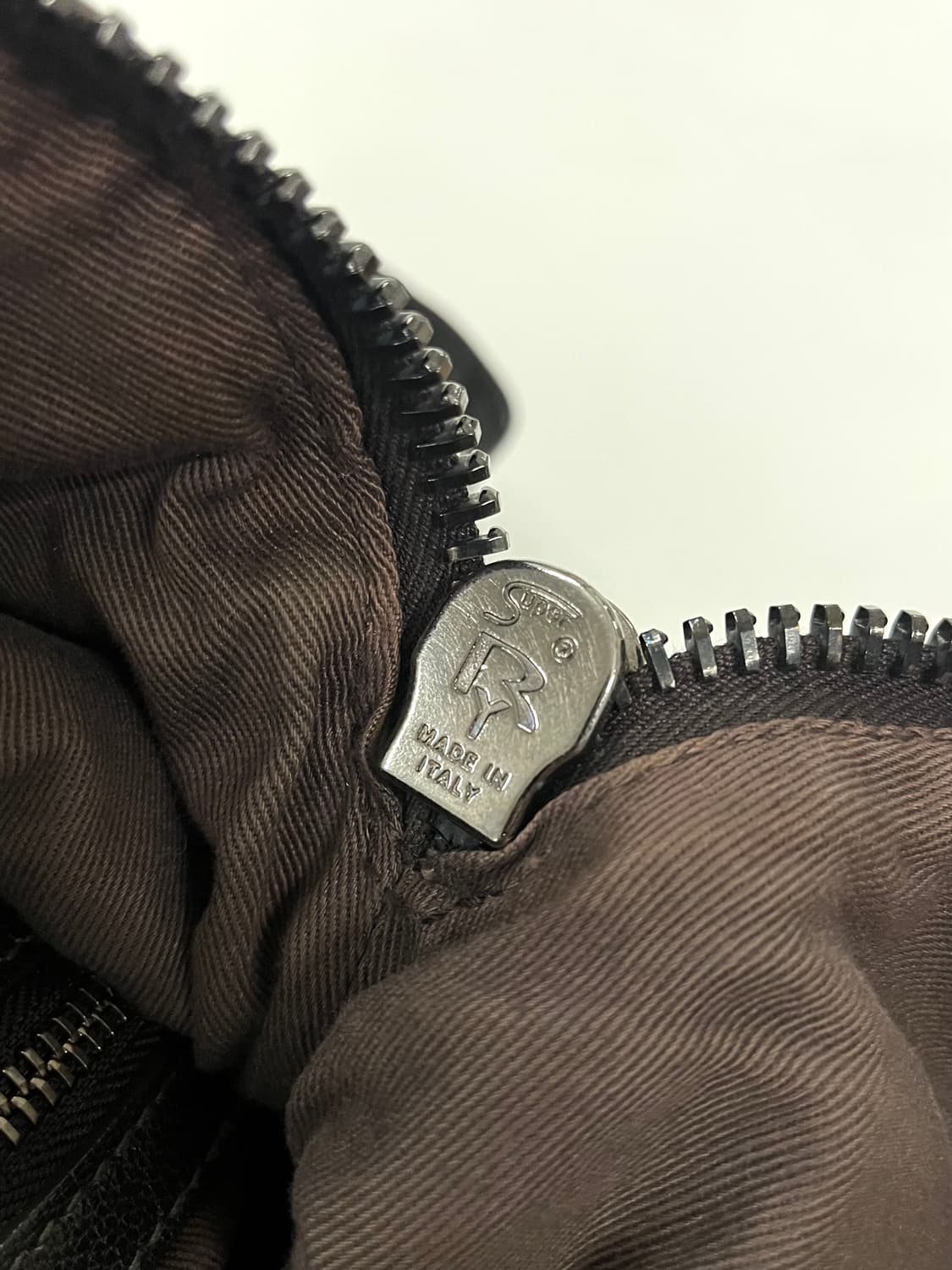 도나카란 컬렉션 지퍼 레더백 상품이미지7