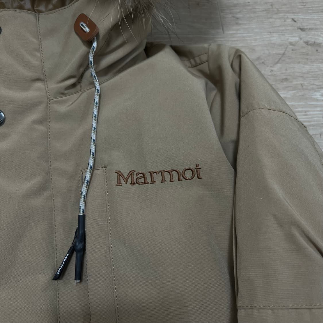 마모트 여성 라쿤퍼 후드 덕다운 야상패딩 점퍼 [베이지] S/85 상품이미지4