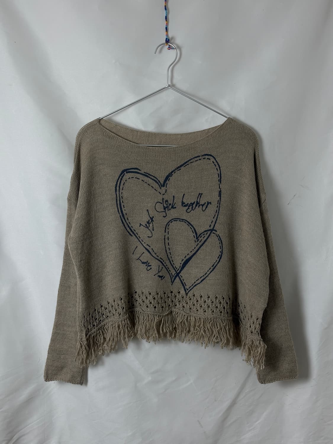 하트 테슬 보트넥 니트 상품이미지1