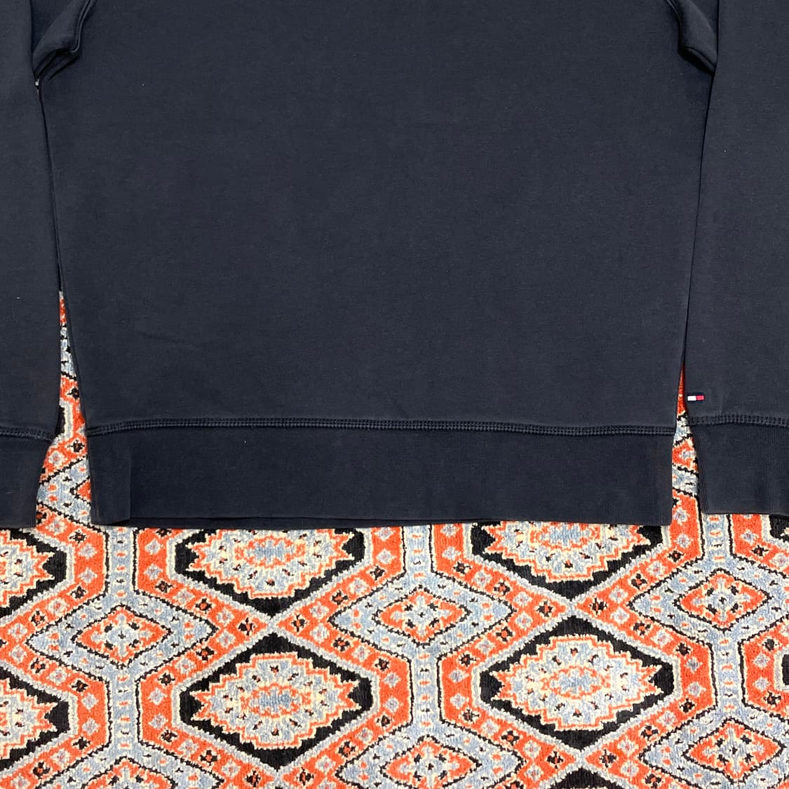 타미힐피거 스펠로고 블랙 기모 맨투맨 남성M 상품이미지3