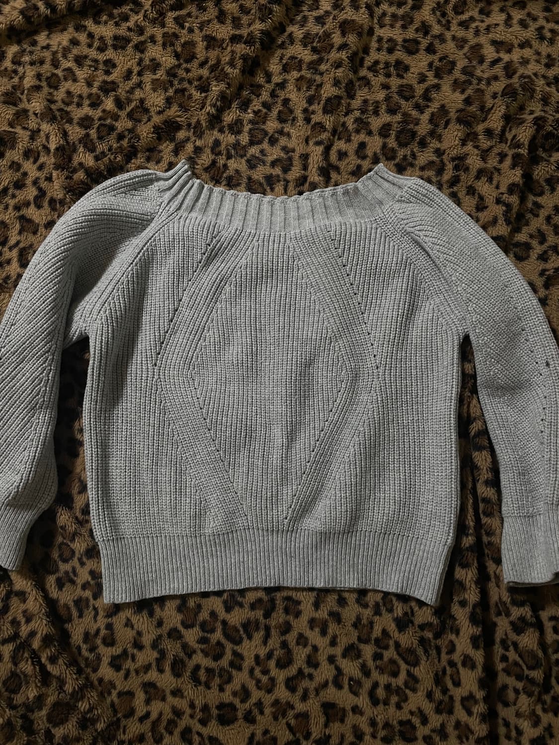 회색 원숄더 니트 상품이미지1