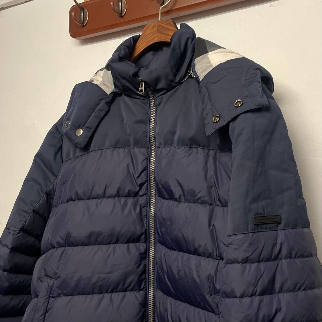 버버리 네이비 구스다운 후디 경량 패딩   상품이미지3