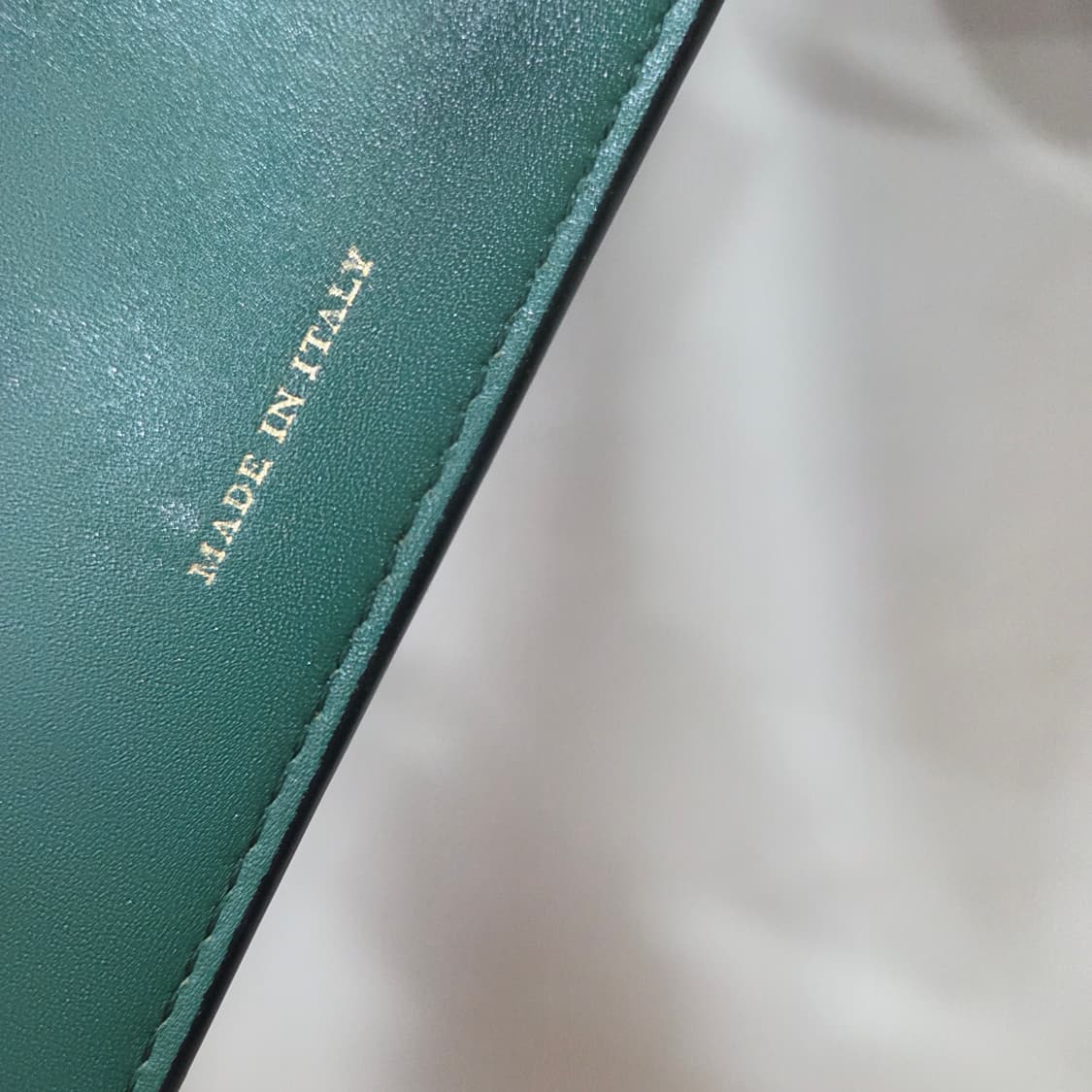 버버리 그린 레더 버킷백 상품이미지4