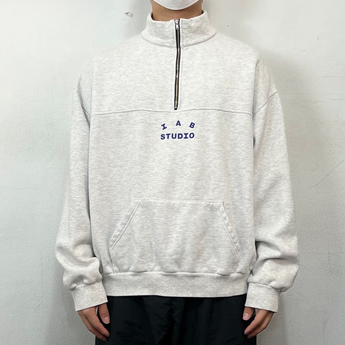 아이앱 스튜디오 하프 집업 라이트 그레이 상품이미지3