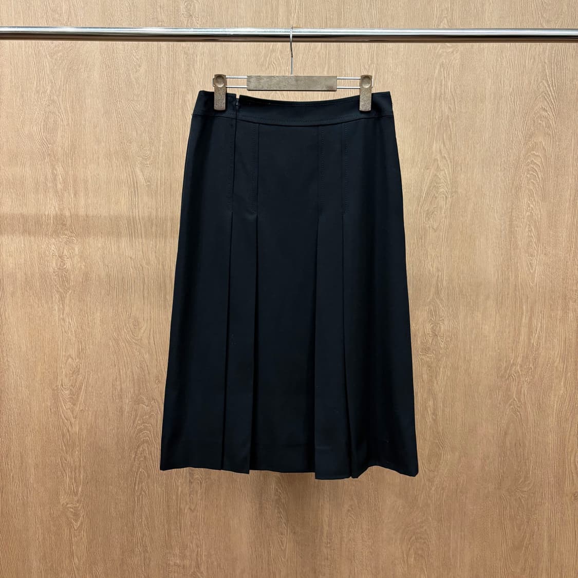 셀린느 미디 스커트 플리츠 패널 허리 메탈 가죽 믹스 체인 디테일 블랙 상품이미지2