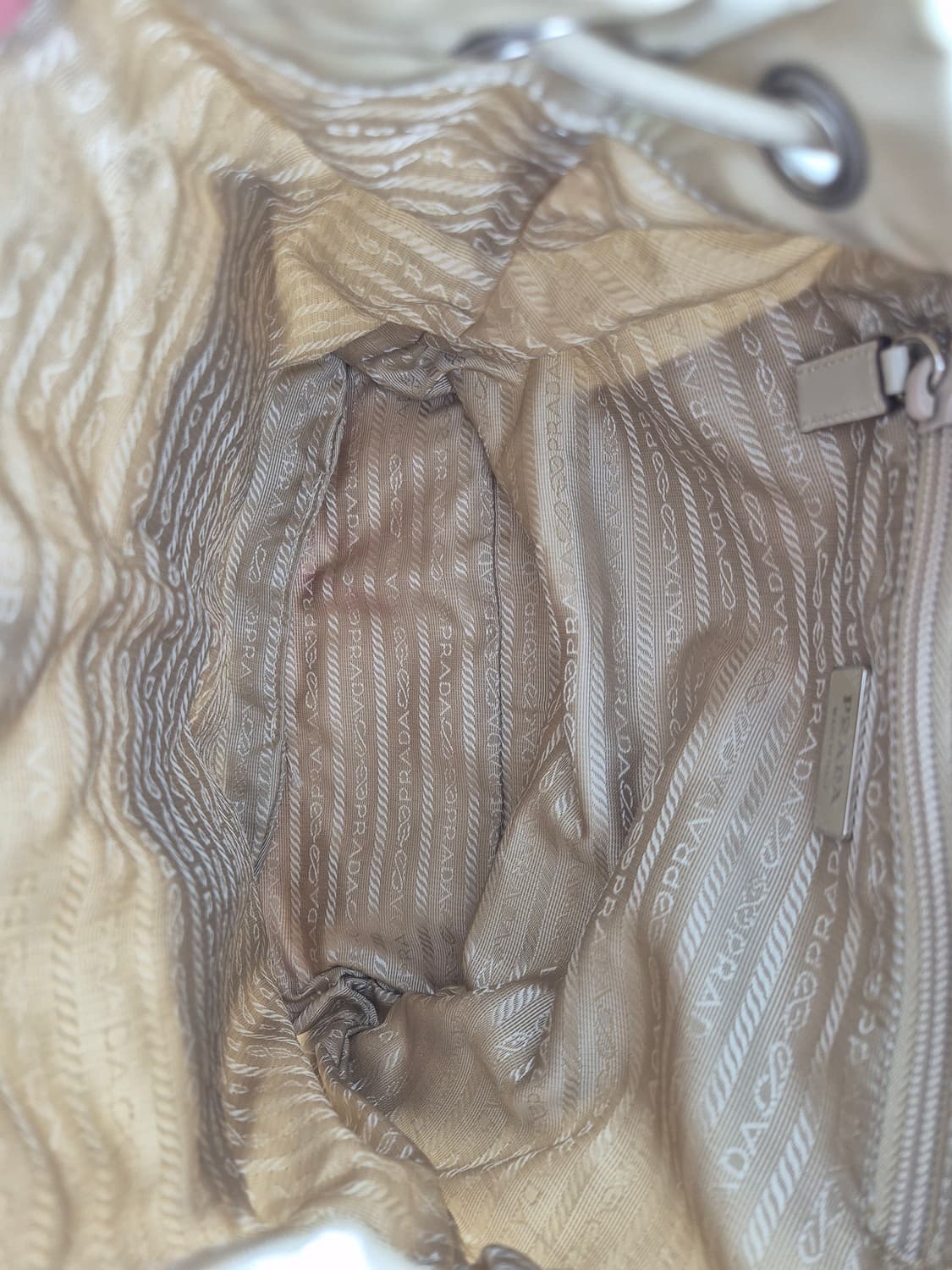 프라다나일론 스몰 백팩 아이보리컬러 상품이미지8